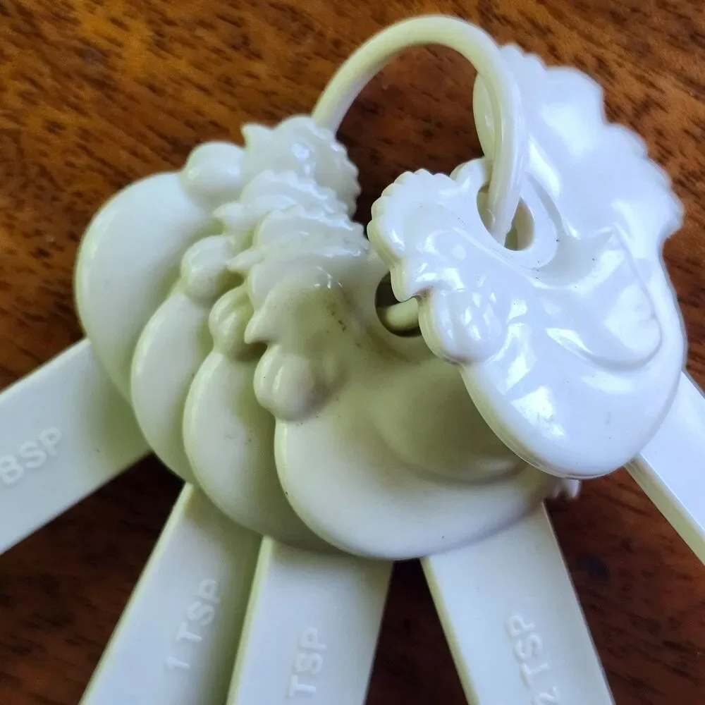 Vintage Rooster Chicken Measuring Spoons Set 5 pc Cream Plastic 1/4 tsp to 1